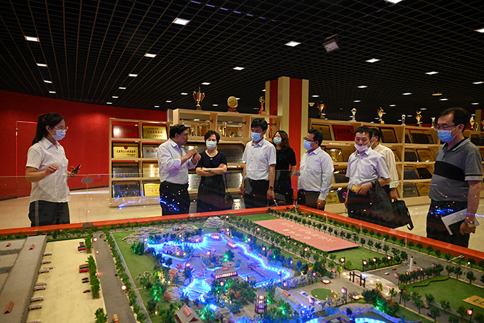 校党委书记郑强带队前往六味斋食品工业园考察调研