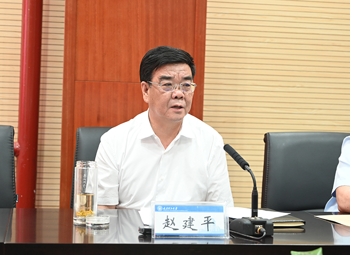 晋中市委书记赵建平就推进校地合作相关项目进行现场办公